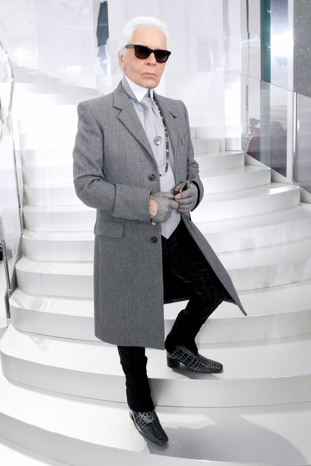 Naast de reguliere collecties heeft Chanel de Metiers d'Art collectie en de cruise collectie. Karl Lagerfeld maakt er een sport van om de catwalk shows op de meest bijzondere plekken te organiseren. In mei zal de cruise collectie in Dubai geshowt worden.