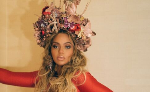 Hoogzwangere Beyoncé rockt de mooiste bloemenkrans ooit tijdens het Wearable Art Gala