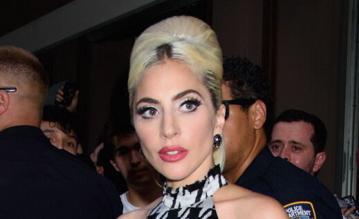 Lady Gaga hult zichzelf op één dag in drie geweldige retro outfits