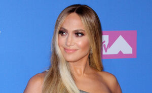 Jennifer Lopez viel tijdens een optreden dit weekend en loste het op als een echte professional