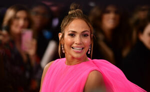 Jennifer Lopez verscheen bij de première van haar nieuwste film in een suikerspin jurk