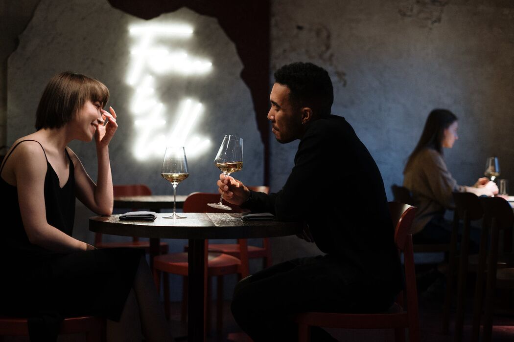 Alcohol op de eerste date: een goede manier om de relatie te starten?
