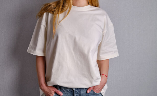 Dit zijn de meest trendy manieren om een wit T-shirt te dragen