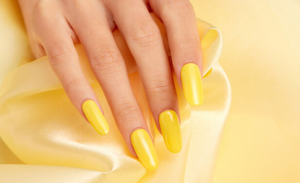 Gele chrome nagels zijn in: dit is waarom dit de perfecte manicure is voor de lente