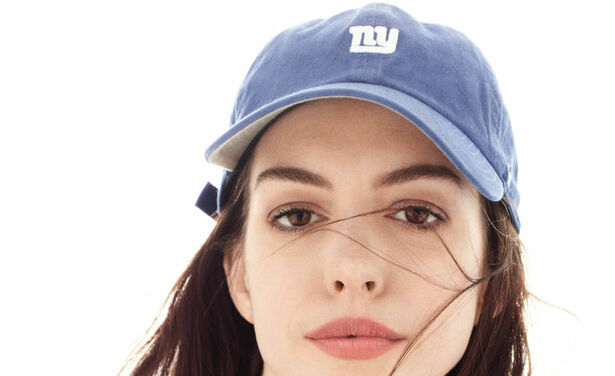 Anne Hathaway siert eindelijk weer een magazine cover en ze is prachtig