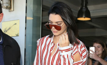 Kendall Jenner nam met deze outfit de cut-out jeans trend wel heel serieus