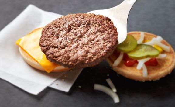 Fast food lovers opgelet: McDonalds gaat thuisbezorgen in Nederland!