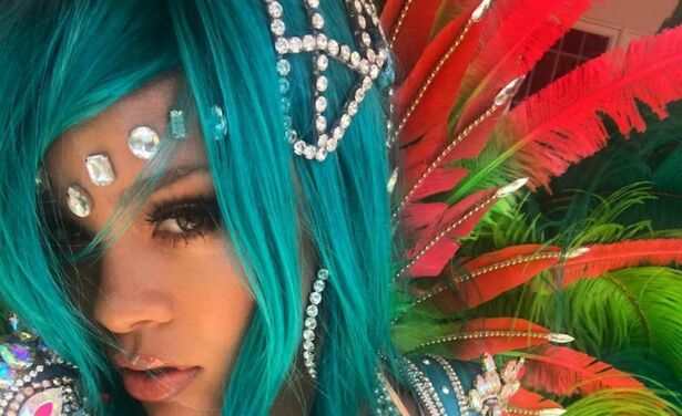 Rihanna glittert als ware zeemeermin in pikante bikini tijdens Barbados parade