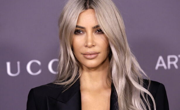 Kim Kardashian post wel erg pikante foto's om haar nieuwe parfum aan te kondigen