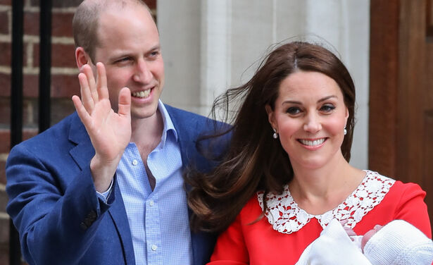 Kensington Palace onthult doopfoto's van prins Louis inclusief een heel schattig kiekje van Kate en de baby