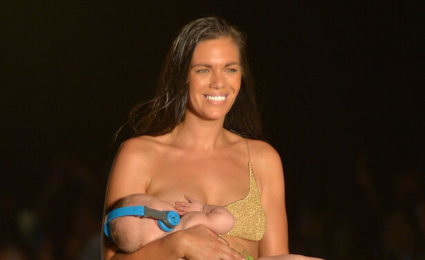 Model geeft haar 5 maanden oude dochtertje borstvoeding tijdens badkleding modeshow