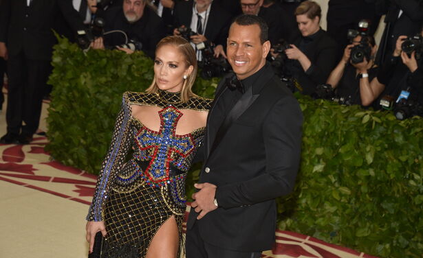 Jennifer Lopez is gespot met een ring met giga diamant om haar ringvinger