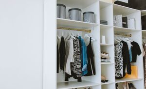 4x tips om meer ruimte te maken in je kledingkast